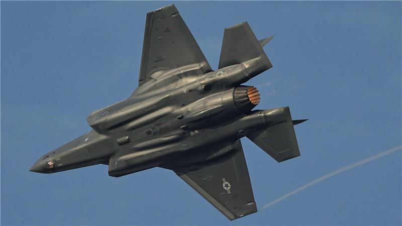 Ein US-amerikanischer F35-Kampfjet fliegt während der Dubai Air Show. (Archivbild)