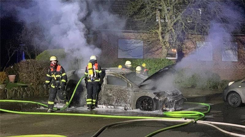 Ein Übergreifen der Flammen auf das benachbarte Auto konnte verhindert werden.