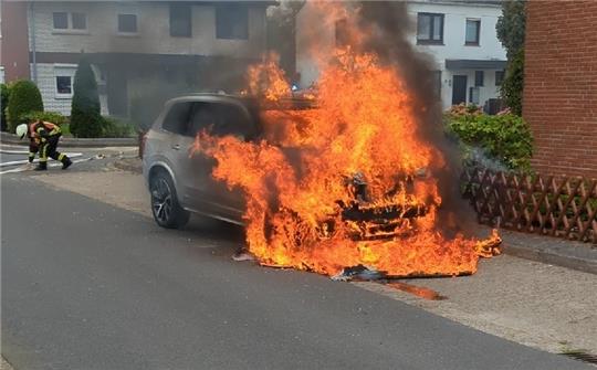 Ein Übergreifen der Flammen in Langen (Kreis Cuxhaven) auf angrenzende Reihenhäsuer konnte verhindert werden. Foto: Polizei