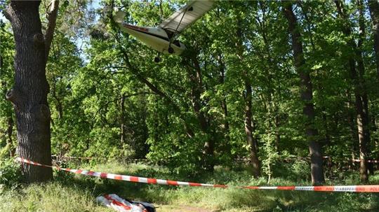 Ein Ultraleichtflugzeug ist bei Dessau-Roßlau in eine Baumkrone gestürzt. Der 64 Jahre alte Pilot blieb unverletzt.