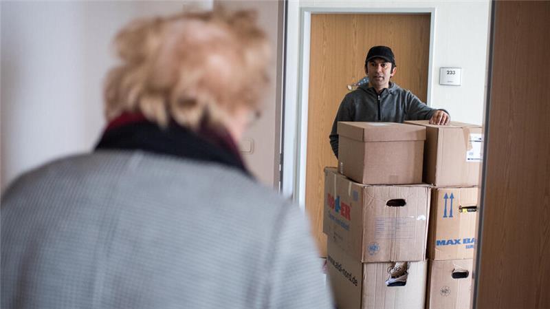 Ein Umzug ist ein Kraftakt, den viele Ältere nicht mehr alleine stemmen können. Auch dafür könnte es Hilfsangebote geben, um den Wechsel in eine kleinere Wohnung zu erleichtern.