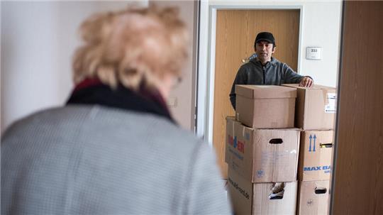 Ein Umzug ist ein Kraftakt, den viele Ältere nicht mehr alleine stemmen können. Auch dafür könnte es Hilfsangebote geben, um den Wechsel in eine kleinere Wohnung zu erleichtern.