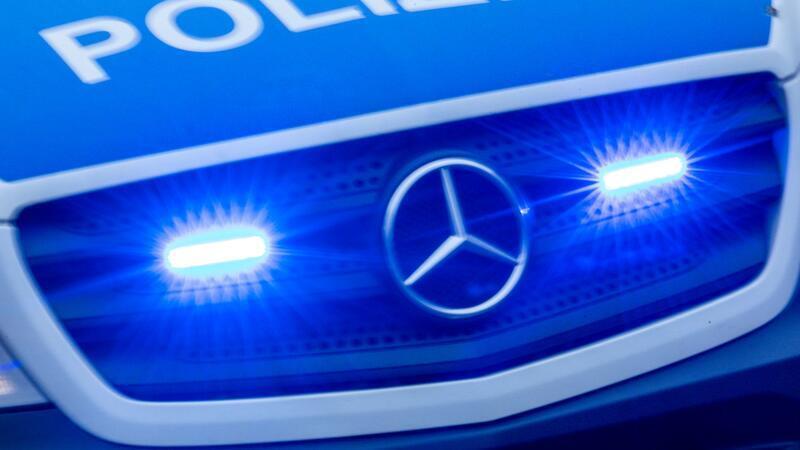 Ein Unbekannter belästigte an einer Bushaltestelle ein neben ihm sitzendes Mädchen. (Symbolbild)