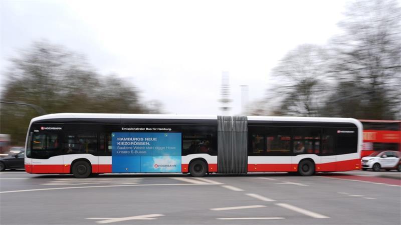 Ein Unbekannter eröffnet in Hamburg Neuwiedenthal das Feuer auf einen Linienbus (Symbolbild).