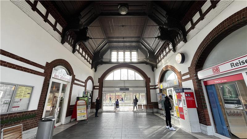 Stader Bahnhofskiosk überfallen und Mitarbeiter mit Messer bedroht Blick in die Halle des Stader Bahnhofs.