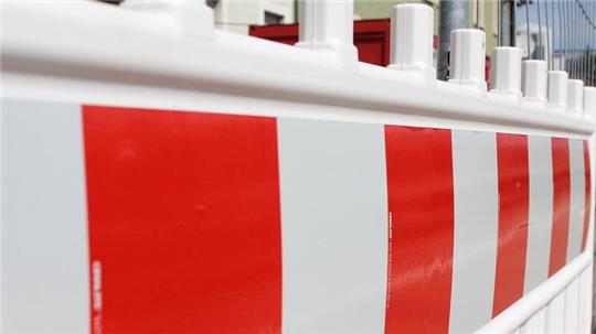 Ein Unbekannter hat ein Fredenbeck Absperrungen an der Dinghorner Straße zerstört.
