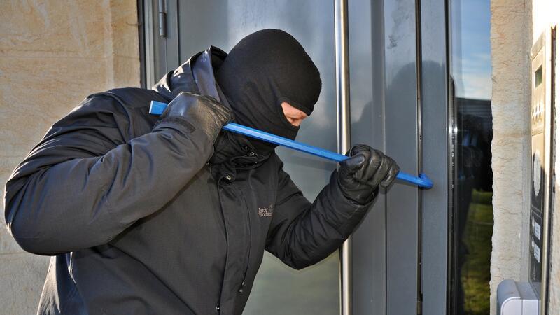 Nottensdorf: Einbrecher wird vom Hausbewohner überrascht Ein vermummter Mann bricht mit einer Brechstange eine Tür auf.