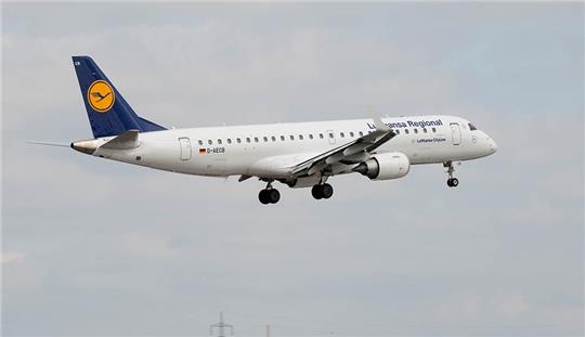 Ein Unbekannter soll einen Piloten eines Flugzeugs des Typs "Embraer ERJ-190" mit einem Laserpointer von einem Feld zwischen Bevern und Selsingen aus geblendet haben (Symbolbild). Foto: Lufthansa Bildarchiv, FRA CI/C