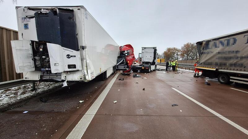 Glättewarnung: Verunglückte Laster sorgen für Staus auf A7, A1 und A27 Ein Unfall auf der A1 mit drei Lastwagen zwischen dem Autobahndreieck Stuhr und Bremen/Brinkum.