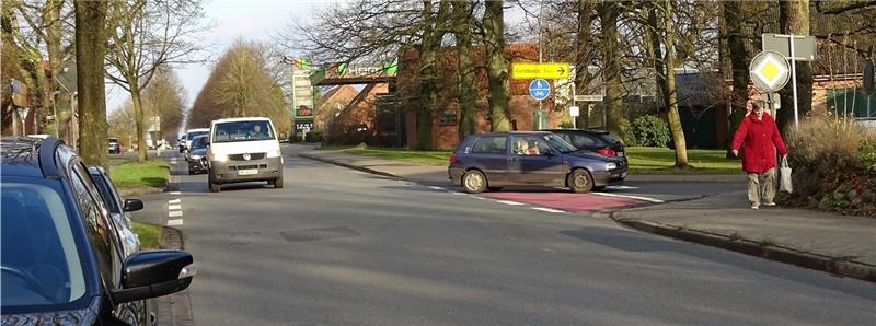 L130: Verkehrsberuhigung bleibt großer Wunsch Ein Unfallschwerpunkt : An der Kreuzung von Hauptstraße und Goldbecker Straße herrscht zu den Stoßzeiten reger Verkehr. Foto Lepél