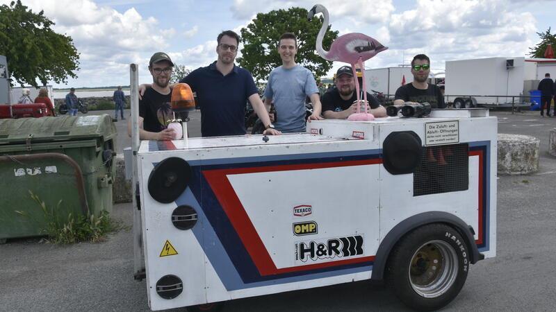 Gute Stimmung inklusive: Vatertagstouren an Elbe und Oste Ein Ungetüm mit rosa Vogel und viel Musik: Die Männer-Clique aus Horneburg zieht zum Picknick an die Elbe.