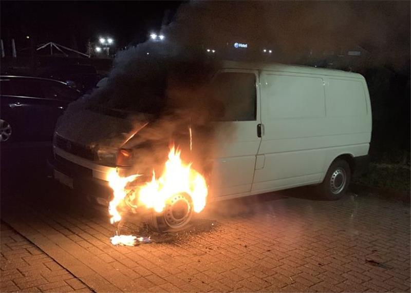 Ein VW-Bus T4 wurde Dienstagnacht von Unbekannten in Stade in Brand gesetzt. Foto: Polizei