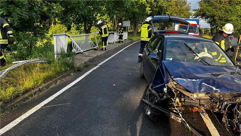 Ein VW Polo krachte im Vierdener Ortsteil Nüttel gegen ein Brückengeländer.