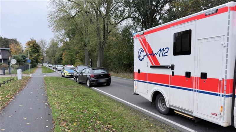Schwerer Unfall auf K53 bei Revenahe: Mini Cooper prallt gegen Baum Ein VW Polo und ein Mercedes GLC sind in Sittensen zusammengestoßen.