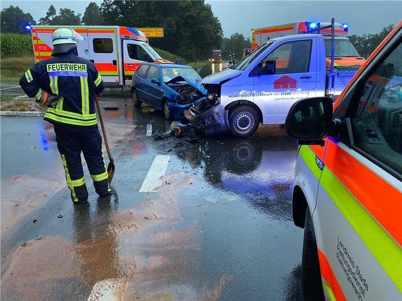 Ein VW Polo und ein VW Transporter waren auf der Bundesstraße 74 zusammengestoßen. Fotos: Klempahn