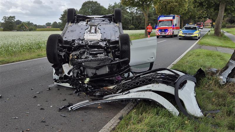 Ein VW T-Roc hat sich auf der B71 überschlagen, der Fahrer wurde schwer verletzt.