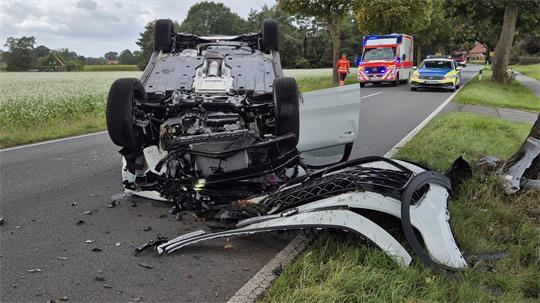 Ein VW T-Roc hat sich auf der B71 überschlagen, der Fahrer wurde schwer verletzt.