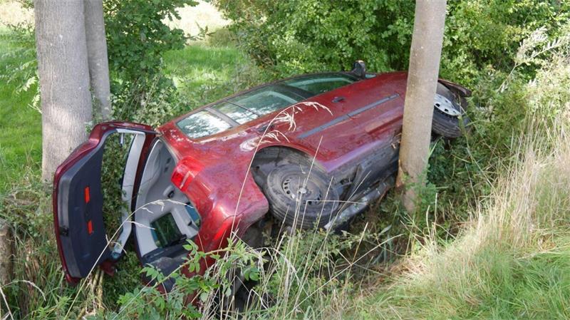 Schwierige Rettungsaktion: VW rutscht bei Oberndorf in den Graben Ein VW Touran rutschte auf der K25 bei Oberndorf (Kreis Cuxhaven) nach einem Regenschauer in einen wasserführenden Graben.