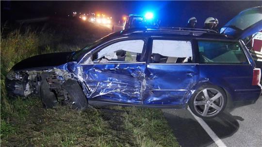 Ein VW mit drei Personen an Bord ist bei Belum verunglückt.