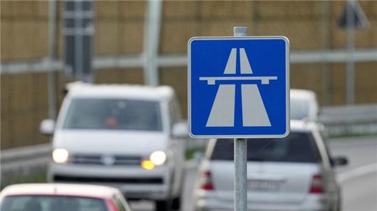 Ein Vater ließ seinen minderjährigen Sohn ohne Fahrerlaubnis auf der Autobahn fahren.