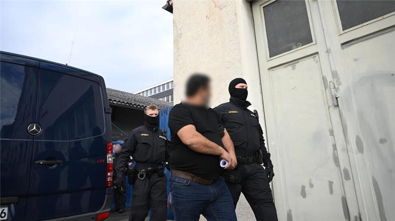 Ein Verdächtiger wird abgeführt.