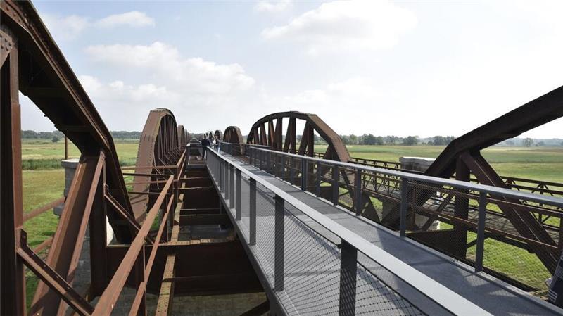 Gemeinde droht Rückzahlung bei Dömitzer Bahnbrücke Ein Verfahrensfehler bei der Planung eines Skywalks auf der Dömitzer Eisenbahnbrücke könnte die Samtgemeinde Elbtalaue teuer zu stehen kommen.