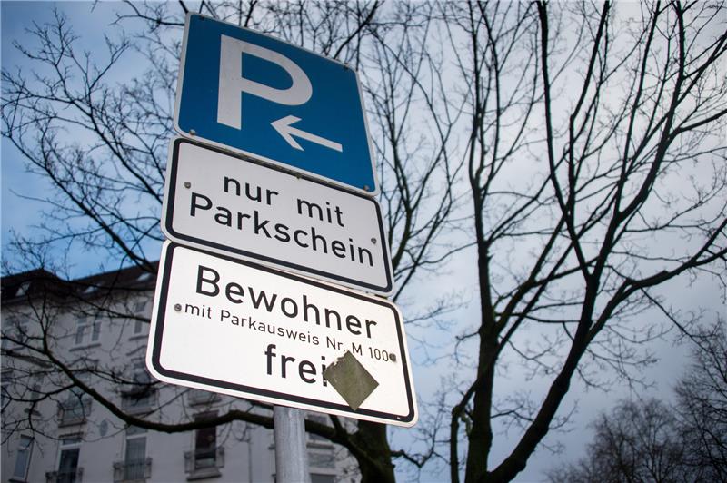 Ein Verkehrschild weist im Stadtteil Neustadt auf freies Parken für Bewohner mit Parkausweis hin. Foto: dpa