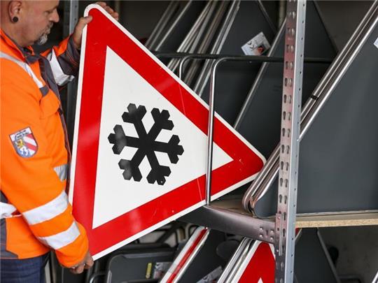 Ein Verkehrsschild &#8222;Schnee- oder Eisglätte&#8220;. Foto: Jan Woitas/dpa-Zentralbild/dpa