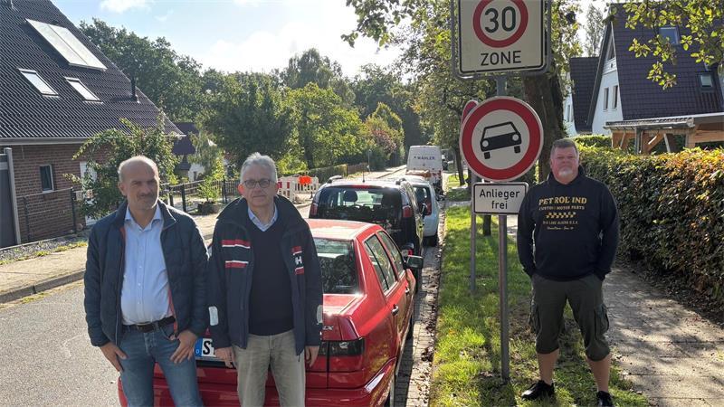 Ein Verkehrsschild, das Autofahrer auf der Suche nach einem Parkplatz nahe dem Elbe Klinikum Buxtehude oft ignorieren: Die Anwohner Michael Lemke (von links), Detlef Gottschalck und Lars Strohfeld weisen auf das Einfahrverbot in die Kantstraße hin. Nur für Anlieger gilt es nicht.