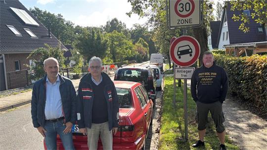Ein Verkehrsschild, das Autofahrer auf der Suche nach einem Parkplatz nahe dem Elbe Klinikum Buxtehude oft ignorieren: Die Anwohner Michael Lemke (von links), Detlef Gottschalck und Lars Strohfeld weisen auf das Einfahrverbot in die Kantstraße hin. Nur für Anlieger gilt es nicht.