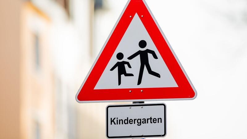Wohlfahrtsverbände warnen vor „Kita-Krise“ Ein Verkehrsschild mit dem Hinweis „Kindergarten“ steht vor einer Kindertagesstätte.