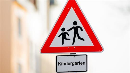 Ein Verkehrsschild mit dem Hinweis „Kindergarten“ steht vor einer Kindertagesstätte.