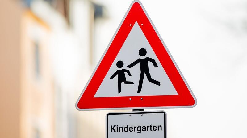 Haushalt 2025: DGB fordert massive Investitionen in Kitas Ein Verkehrsschild mit dem Hinweis „Kindergarten“ steht vor einer Kindertagesstätte.