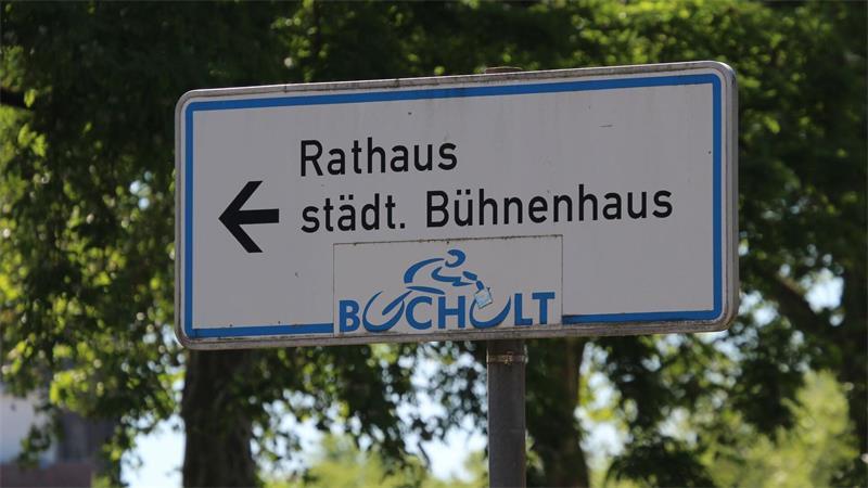 Kurios: Wie können mehr als 600 Theatersessel verschwinden? Ein Verkehrsschild mit der Aufschrift „Rathaus städt. Bühnenhaus“. (Archivbild)