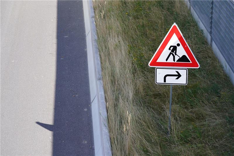 A7 mit Elbtunnel voll gesperrt: Stau und stockender Verkehr Ein Verkehrsschild weist auf Bauarbeiten an einer Autobahn hin.