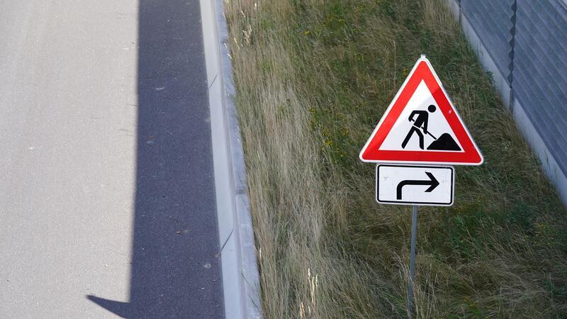 Ein Verkehrsschild weist auf Bauarbeiten an einer Autobahn hin.