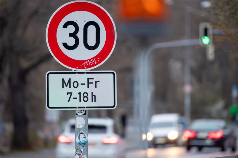 WHO: Tempo 30 in Städten erhöht die Verkehrssicherheit Ein Verkehrsschild weist auf eine zeitlich begrenzte Tempo-30-Zone hin. Foto: dpa