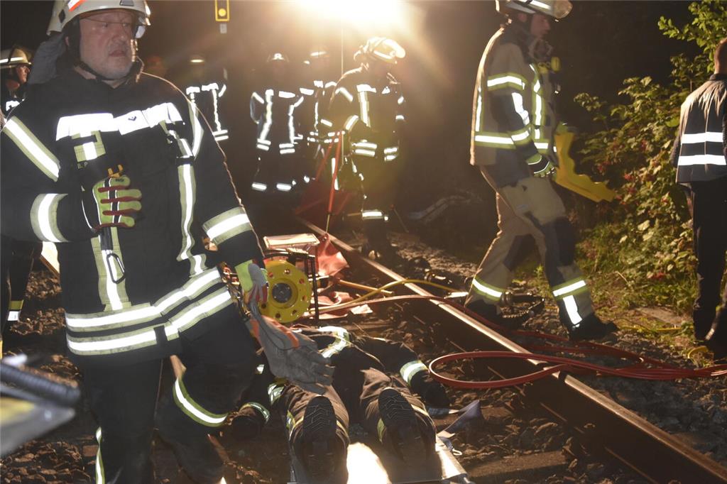 Ein "Verletzter" liegt auf den Gleisen.