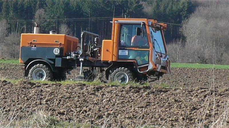 Keine Endlagersuche: Was Geologen in Harsefeld vorhaben Ein Vibrationsfahrzeug erzeugt seismische Wellen am Erdboden: Diese werden unterschiedlich reflektiert, wodurch die Geologie erkennbar gemacht wird.