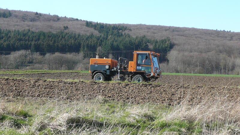 Ein Vibrationsfahrzeug erzeugt seismische Wellen am Erdboden: Diese werden unterschiedlich reflektiert, wodurch die Geologie erkennbar gemacht wird.