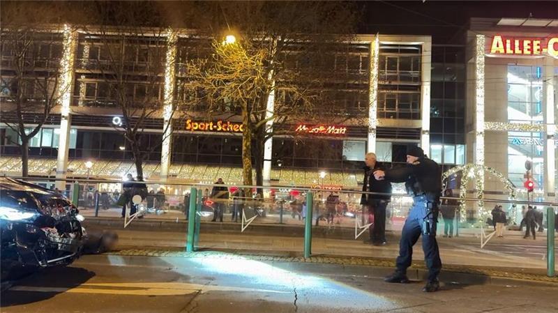 Magdeburg: Tote und Verletzte auf Weihnachtsmarkt – Arzt festgenommen Ein Video soll die Festnahme einer tatverdächtigen Person zeigen.