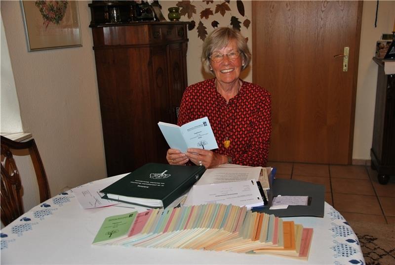 Ein Vierteljahrhundert im Dienst der Wissenschaft: Annedore Wichels mit ihren Ordnern und 25 Tagebüchern „für die phänologischen Beobachtungen“. Fotos: Lohmann