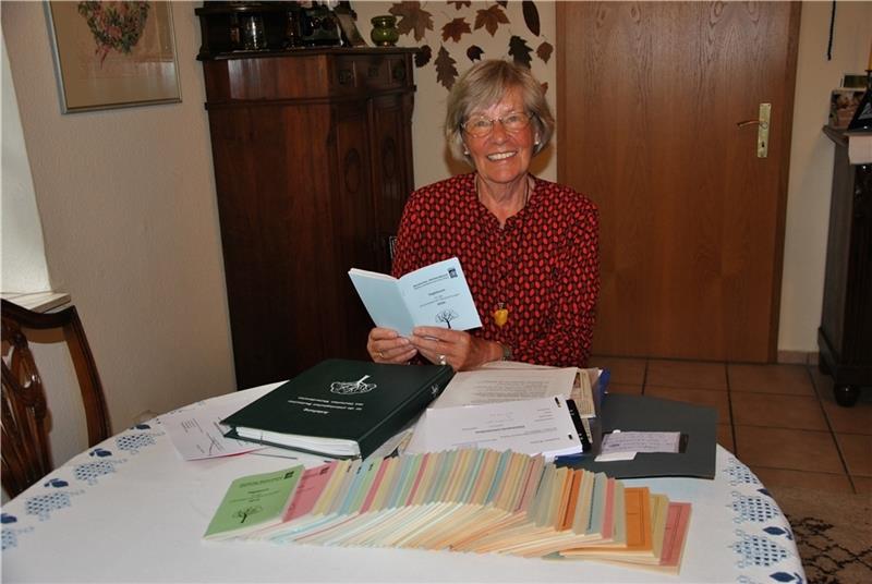 Agathenburgerin mit 83 Jahren im Dienst der Klima-Wissenschaft Ein Vierteljahrhundert im Dienst der Wissenschaft: Annedore Wichels mit ihren Ordnern und 25 Tagebüchern „für die phänologischen Beobachtungen“. Fotos: Lohmann