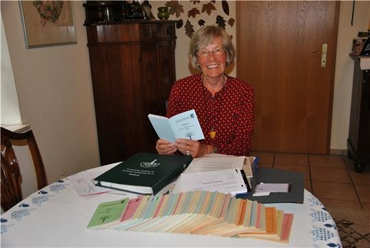 Ein Vierteljahrhundert im Dienst der Wissenschaft: Annedore Wichels mit ihren Ordnern und 25 Tagebüchern „für die phänologischen Beobachtungen“. Fotos: Lohmann