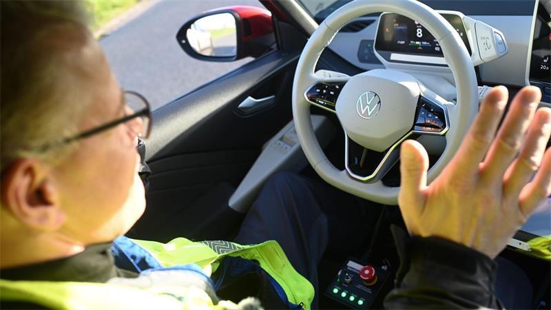 Ein Volkswagen-Fahrzeug fährt autonom über das Werksgelände. 