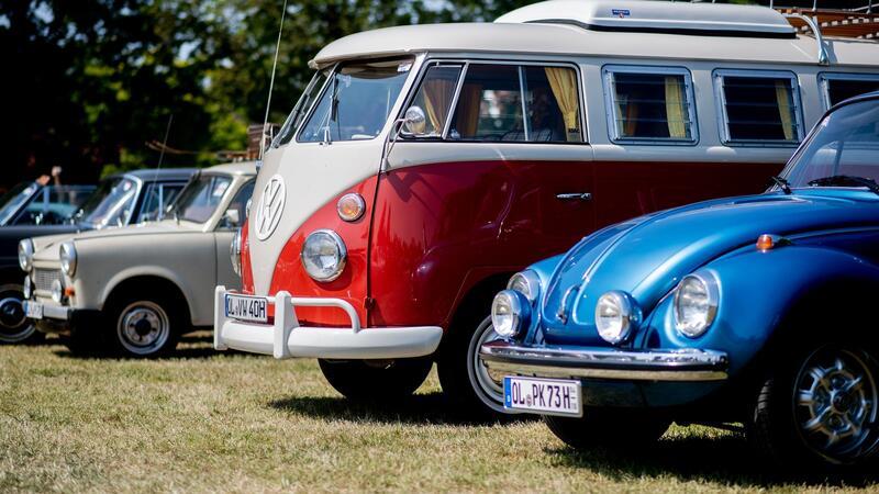 Ein Volkswagen T1 und ein VW-Käfer  beim Bockhorner Oldtimermarkt.