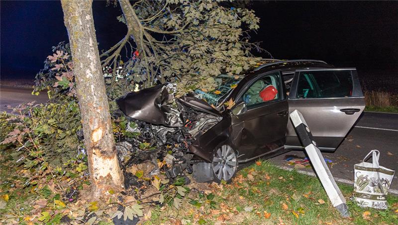 Ein Volkswagen ist nahe Wangersen gegen einen Baum gekracht. Foto: JOTO