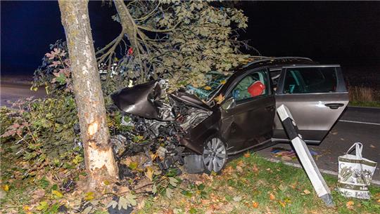 Ein Volkswagen ist nahe Wangersen gegen einen Baum gekracht. Foto: JOTO