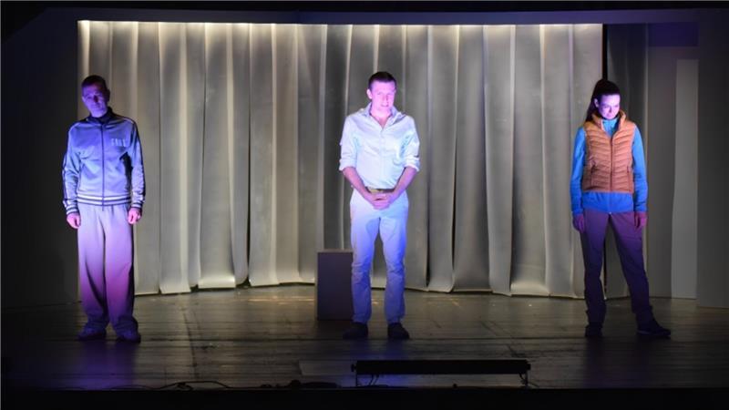 Ein Vorhang, drei Schauspieler: Mehr brauchte es nicht, um die Krimikomödie auf die Bühne zu bringen. Von links: Thomas Gerber, Ralph Opferkuch, Anne Diemer.