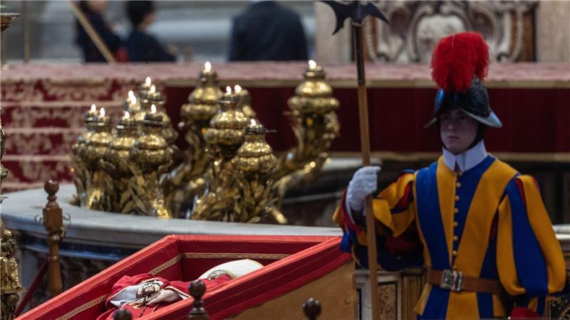Ein Wachmann der Schweizergarde neben dem toten Papst.